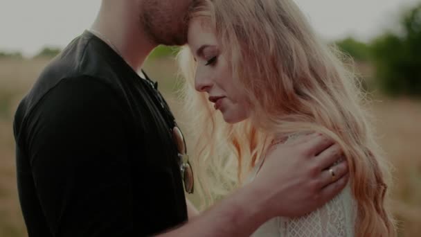 Coppia amorevole Ritratto Amore emotivo Relazione - Filmati, video