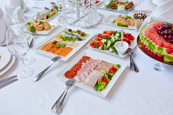 Beautifully decorated catering banquet table with different food snacks and appetizers , fresh fruits on corporate party event or wedding celebration - Valokuva, kuva