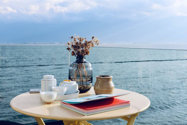 beautiful white cup of tea on the table - Fotoğraf, Görsel