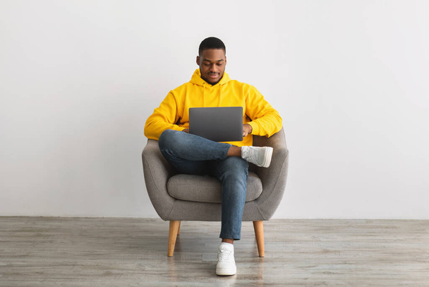 Africano Americano Masculino Freelancer Com Laptop Trabalhando Online, Fundo Cinza - Foto, Imagem