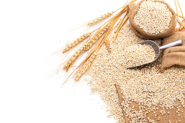 Пшеничні зерна і стиглі вуха пшениці ізольовані на білому тлі вид зверху
. - Фото, зображення