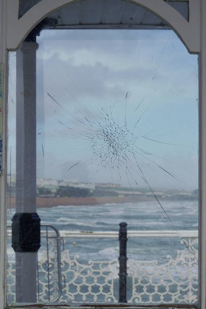 Viktoriánská architektura mola Brighton zahrnuje dřevěné obložení a skleněná okna, která chrání návštěvníky před převládajícím větrem a větrem a bouřemi, jež otřásly pobřežím - Fotografie, Obrázek