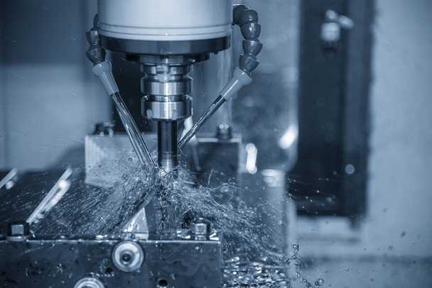 CNC değirmen makinesi, küf parçalarını yağ soğutma metoduyla kesiyor. CNC makine merkezi tarafından üretilen kalıp ve ölüm süreci. - Fotoğraf, Görsel