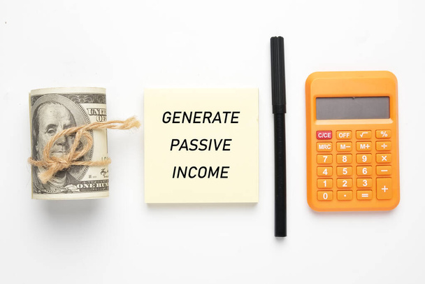Ein Bild von Notizblock geschrieben erzeugen passives Einkommen, Falschgeld, Stift und Taschenrechner - Foto, Bild