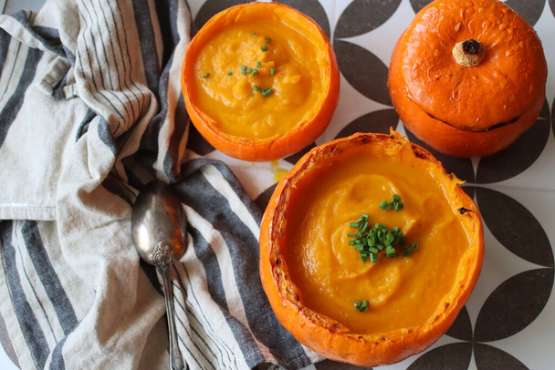 Belle soupe de citrouille orange dans un bol de courge. Trois repas de soupe crémeuse sur une table. Idées de menu végétarien. Repas équilibré photo rapprochée. - Photo, image