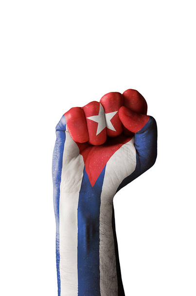 白とコピースペースに隔離されたキューバの旗の塗料で上昇拳の垂直写真。自由キューバ、 SOSキューバ、自由と民主主義のために戦う政府に対する抗議 - 写真・画像