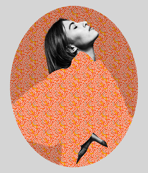 Retrato de uma jovem caucasiana em vestido de padrão laranja, o mesmo que o fundo da imagem. Vista lateral - Foto, Imagem