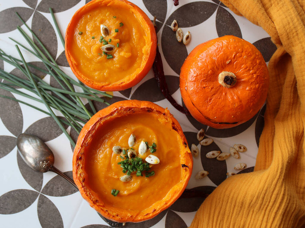 Sopa de calabaza en una mesa. Deliciosa sopa de otoño hecha de zanahorias, batata y calabaza de mantequilla. Concepto de comida confortable.  - Foto, Imagen