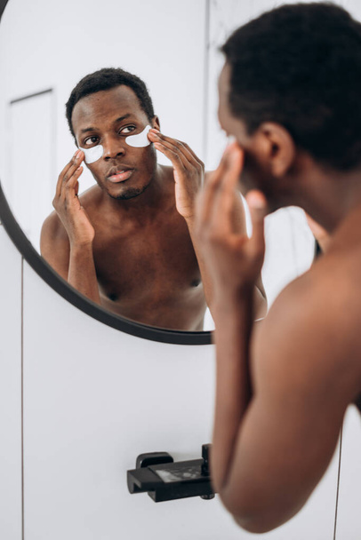 Homem Africano-Americano com torso nu usa sob manchas oculares - Foto, Imagem