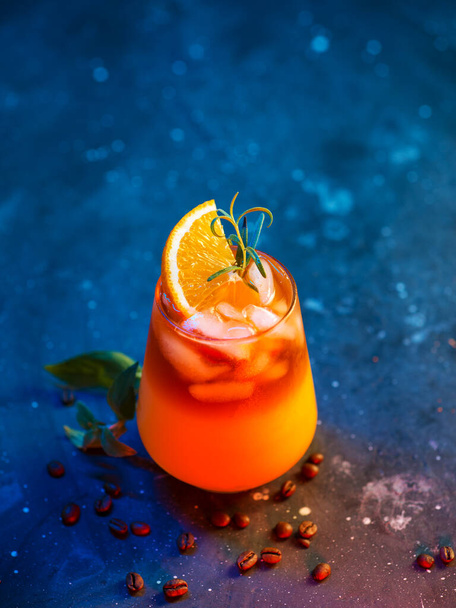 Un refrescante cóctel de verano con café y zumo de naranja. Bebida en capas - Foto, Imagen