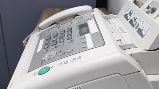 Eleman ofiste faks makinesi kullanıyor. Veri transferi için ekipman.. - Video, Çekim