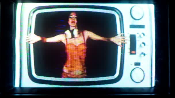 Kobieta tańczy przebijał wnętrze retro telewizji - Materiał filmowy, wideo