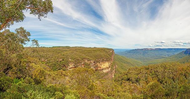 Vue panoramique sur les Blue Mountains dans l'État australien de Nouvelle-Galles du Sud pendant la journée avec un ciel bleu - Photo, image
