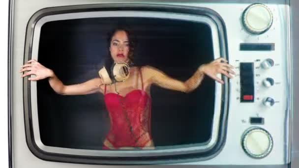 Kobieta tańczy przebijał wnętrze retro telewizji - Materiał filmowy, wideo