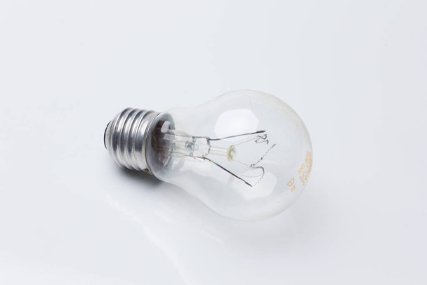 Lâmpada de vidro transparente tradicional, lâmpada que funciona com energia elétrica, aquecendo os filamentos e dando luz de uma cor de cerca de 3500 graus kelving. Lâmpada incandescente - Foto, Imagem