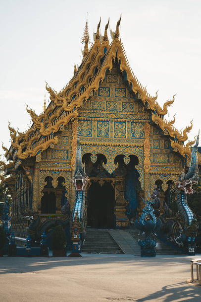 Μπλε Ναός ή Wat Rong Suea Δέκα στην Τσιάνγκ Ράι στη βόρεια Ταϊλάνδη. - Φωτογραφία, εικόνα