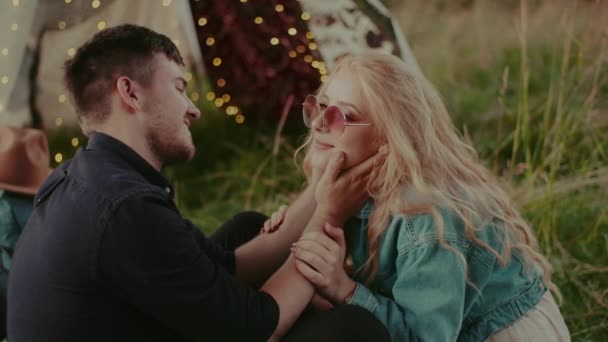 Casal rindo e sorrindo ao abraçar ao ar livre - Filmagem, Vídeo