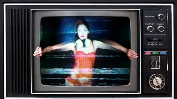 Táncoló nő megragadt belül retro televízió - Felvétel, videó