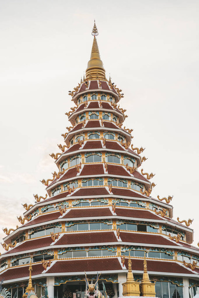 Pagoda in Chinese style at Wat Huay Pla Kang, known as Big Buddha temple on sunset in Chiang Rai, Northern Thailand - Foto, afbeelding