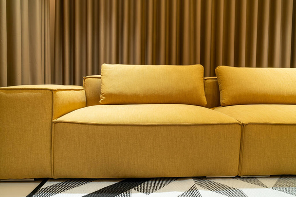 пустой золотой горчичный диван в гостиной - Фото, изображение