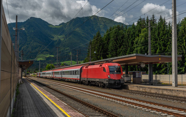 夏の晴れた日にサンクト・ヨハン・イム・ポンガウにオーストリアの山でドイツの列車 - 写真・画像