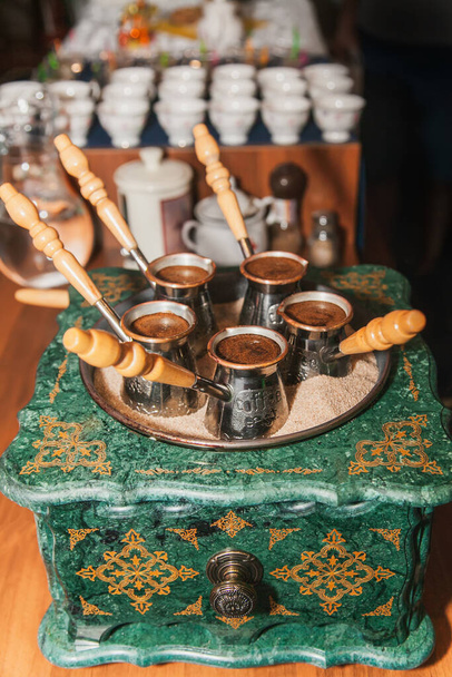 Τουρκικός καφές παρασκευασμένος σε άμμο στο cezve. Ανατολικός, ανατολικός καφές. - Φωτογραφία, εικόνα