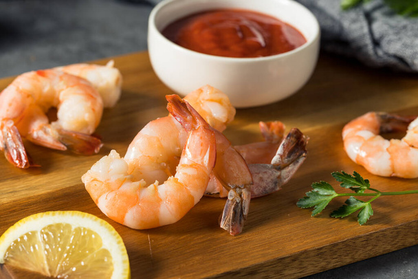 Healthy Cold Shrimp with Cocktail Sauce and Lemon - Foto, afbeelding