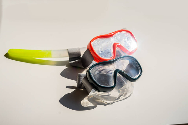 Potápěčské brýle s dýchací trubicí na izolovaném bílém pozadí. Kvalitní fotografie - Fotografie, Obrázek