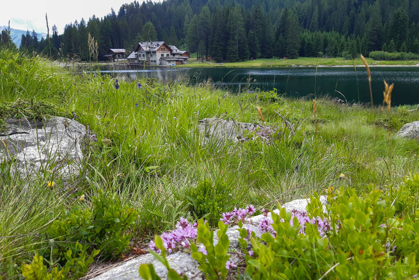 Menedék és gyönyörű hegyi panoráma a Nambino tó útvonal Trentino, utazás és tájak Olaszországban - Fotó, kép
