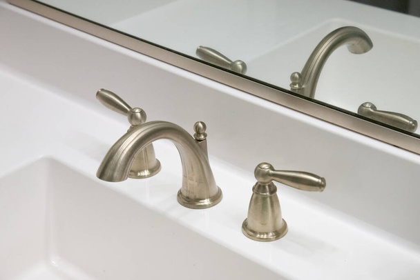 wasubasin robinets lavabo salle de bains propre moderne - Photo, image