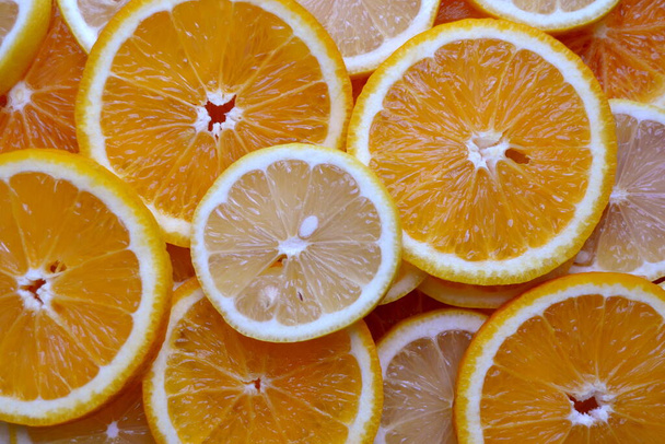 Absztrakt háttér citrusfélék narancs és citrom szeletek. Közelről. Stúdió fotózás. - Fotó, kép