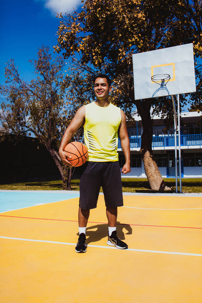 Meksika 'da basketbol oynayan genç Latin adam. - Fotoğraf, Görsel