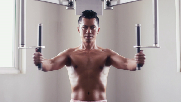 Sportler arbeitet als Bodybuilder - Filmmaterial, Video