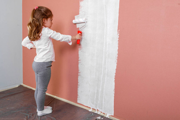 father and daughter paint the wall in the room. home renovation - Fotografie, Obrázek