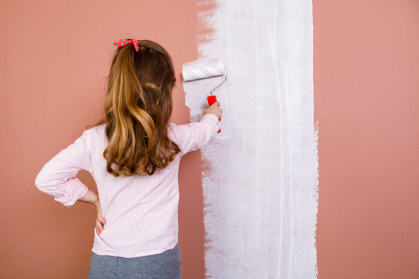 father and daughter paint the wall in the room. home renovation - Foto, Imagen
