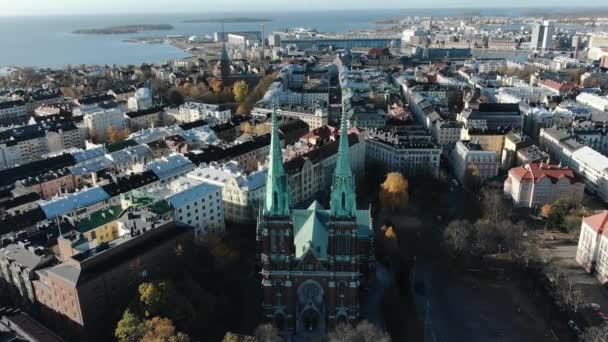 igreja com altas torres perto de edifícios antigos na cidade de Helsínquia - Filmagem, Vídeo