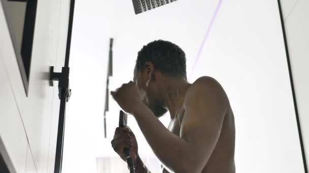 Engraçado cara afro-americano dança e canta no chuveiro - Filmagem, Vídeo