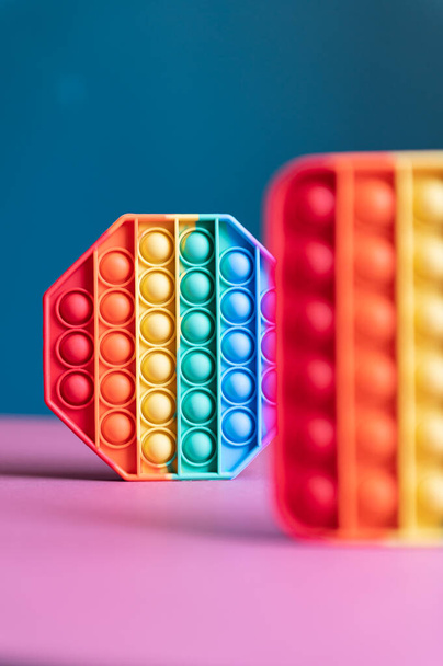 Rainbow Pop it παιχνίδια αισθητηριακών fidget φούσκα - Φωτογραφία, εικόνα