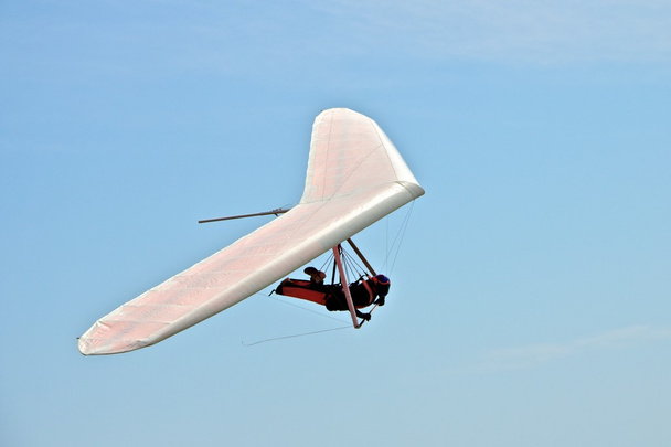Hang gliding man on a white wing with sky in the background - Fotoğraf, Görsel