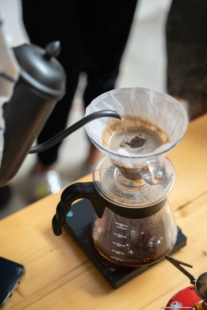 Процесс приготовления кофе V60, фильтр кофе, заливка горячей воды на кофе - Фото, изображение