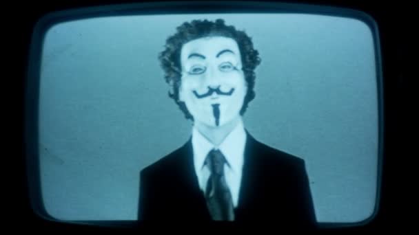 Un uomo con una v anonima per maschera di vendetta
 - Filmati, video