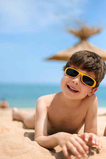 Portret van kleine jongen op het strand - Foto, afbeelding