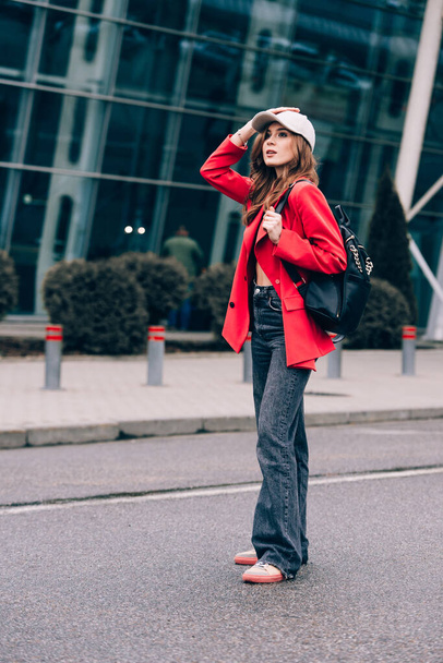 glamour woman in trendy outfit posing against the building urban background, fashion look. Outdoor fashion portrait of stylish young woman - Foto, afbeelding