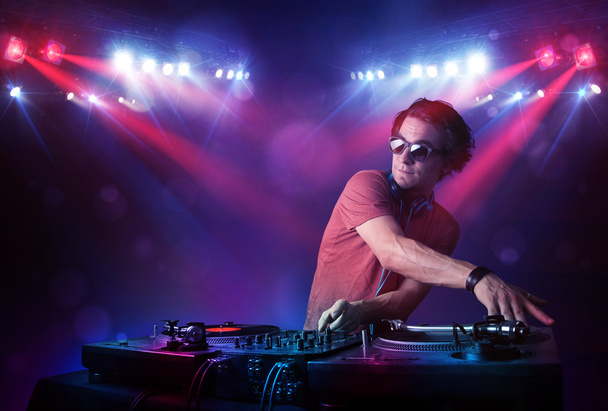 Teenie-DJ mischt Platten vor Publikum auf der Bühne - Foto, Bild