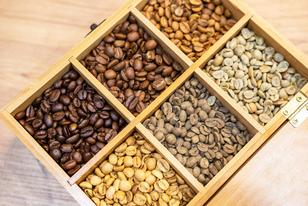 Los granos de café - fresco asado y sabroso - textura - Foto, Imagen