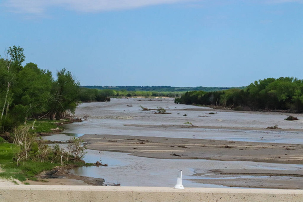 26 de mayo de 2019 Spencer Dam Nebraska después de que la presa rompiera el condado de Boyd y el condado de Holt por 281 carreteras cerca de Spencer Nebraska. Foto de alta calidad - Foto, Imagen