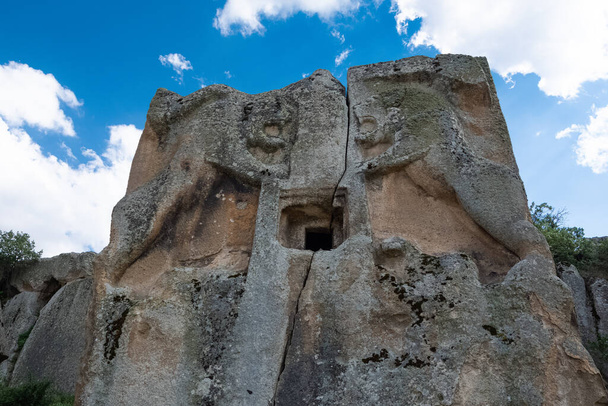 17 luglio 2021. afyonkarahisar, Turchia. aree storiche e turistiche, foto tombe rupestri. foto a scopo informativo. - Foto, immagini