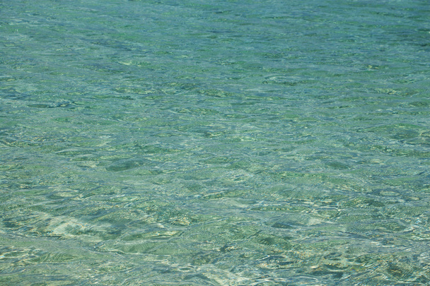 Transparente claro suave ondulado agua superficie fondo
  - Foto, imagen