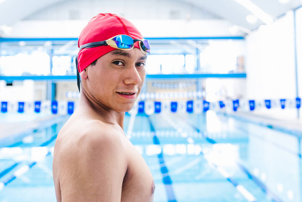 メキシコのプールで泳ぐラテン系の若者の肖像画ラテンアメリカ - 写真・画像