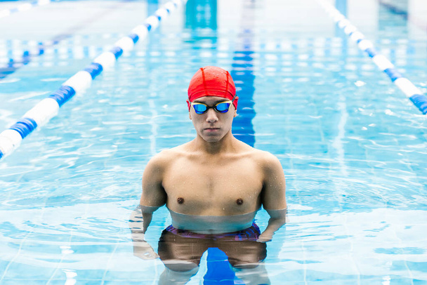 portret van de jonge latin man zwemmer bij het zwembad in Mexico Latijns-Amerika - Foto, afbeelding